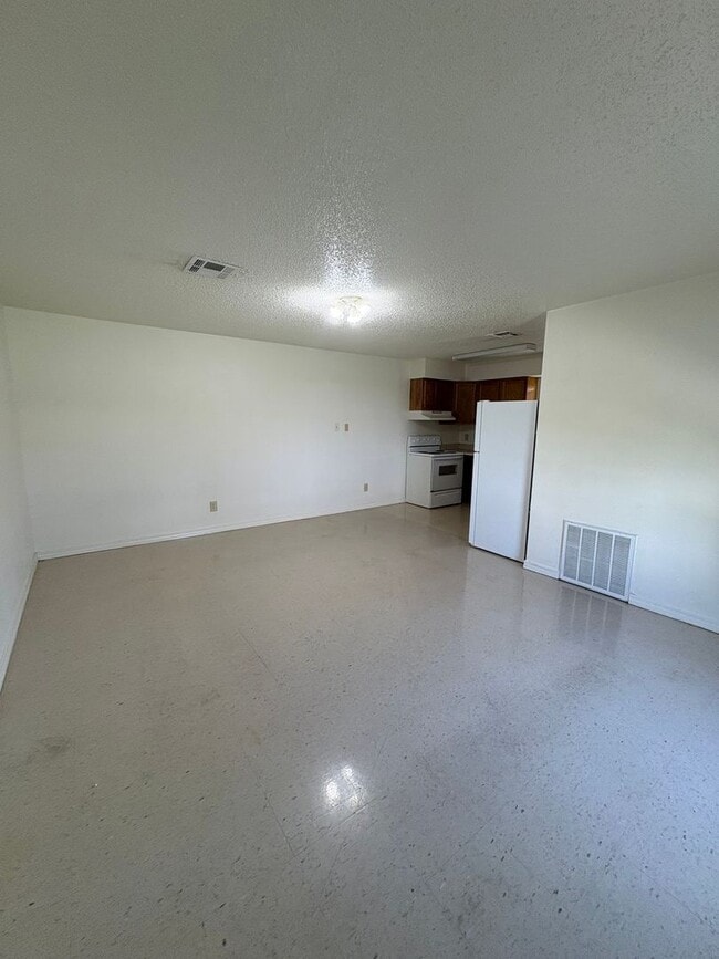 Building Photo - Waveland Duplex