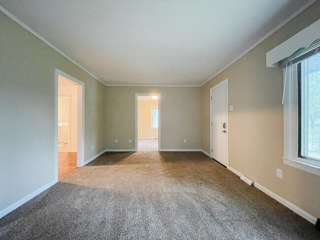 Building Photo - Coming Soon! Cozy 2 Bed / 1 Bath Home — Pet Friendly!