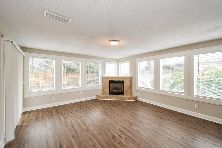 Building Photo - 14275 Portulaca Ave S