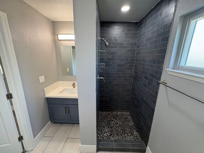 Building Photo - Solar equipped Lemoore home Available Now!