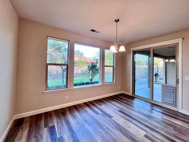 Building Photo - $2,895 Barstow & De Wolf, 4 Bedroom House - Dennis Ave. Clovis / Energy Efficient Smart Home