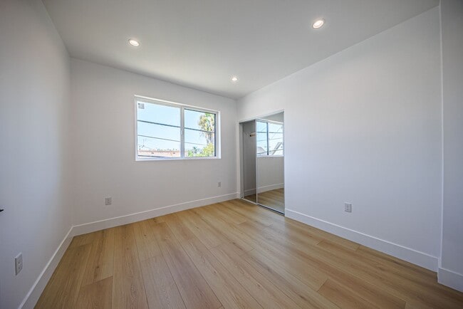Building Photo - 1259 S Longwood Ave