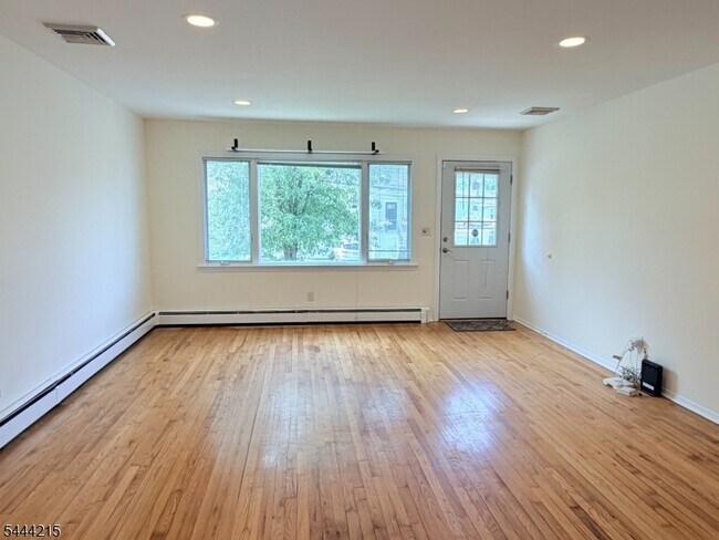 Building Photo - 32 Pawnee Ave