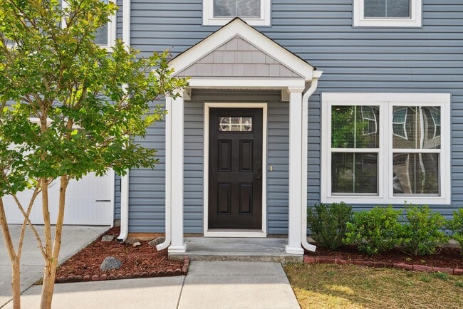 Building Photo - ?Beautifully F?resh Painted Carpetless 4-B...