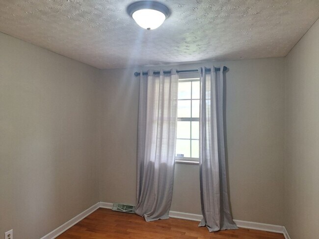 Building Photo - Basement Rancher located in Farragut