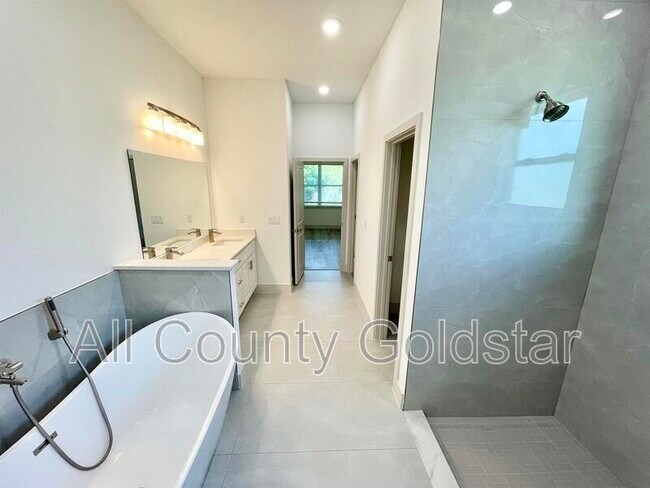 Building Photo - 558 Rutland Cir