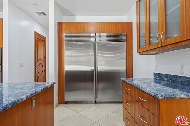 Building Photo - 9033 Cresta Dr