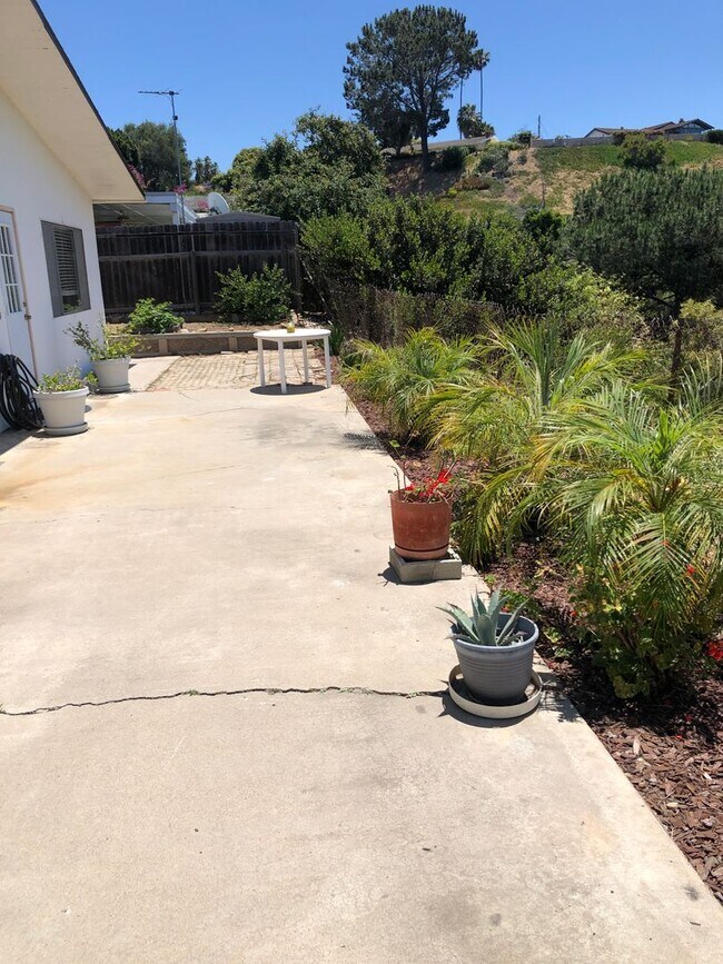 Building Photo - Spacious Single Story 4 bed 2 bath home in Serra Mesa w/2 car garage