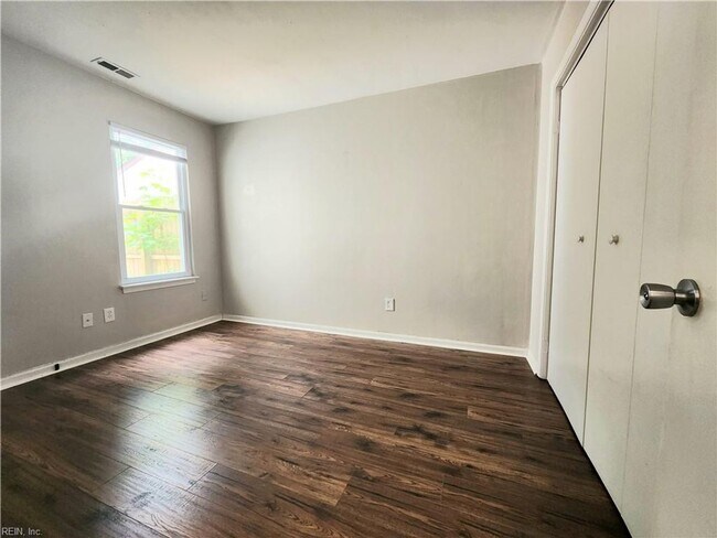 Building Photo - Updated and charming townhouse in heart of...