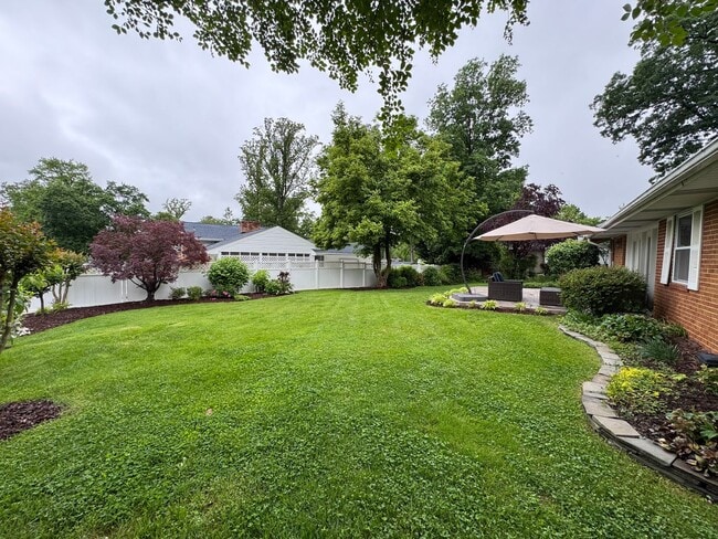 Building Photo - Gorgeous 3 Bed 1.5 Bath Single-Family Home...
