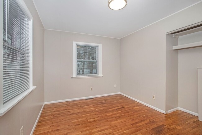 Building Photo - 2/1 Ranch Style Home