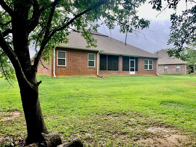 Building Photo - 9040 Lakeview Dr