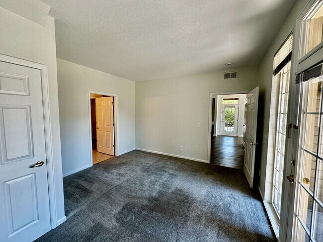 Building Photo - Available Now! "Spacious 2-Bed, 2-Bath Con...