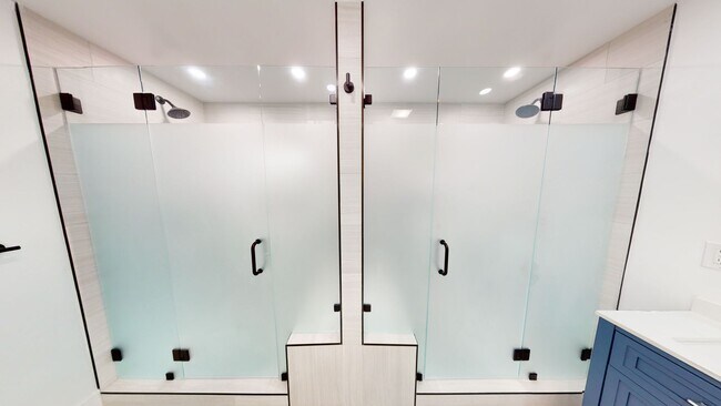 Building Photo - Large 6 Bedroom POOL House on East Falls View! Prime Location! Easily Fits 6-10 People