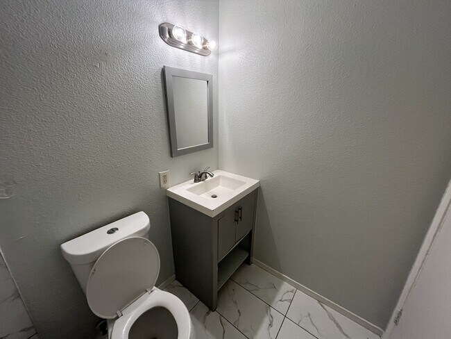 Building Photo - MOVE IN SPECIAL! $100 OFF FIRST 2 MONTHS OF RENT!!! 2 BEDROOM 1 BATH