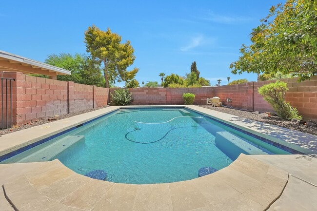 Building Photo - Large 6 Bedroom near Broadway & Rural!  POOL WITH SWIM UP BAR!