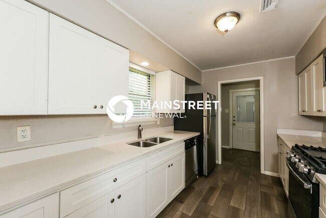 Building Photo - 4 Bedroom Pet-Friendly Home in Lancaster, TX with Main Street Renewal