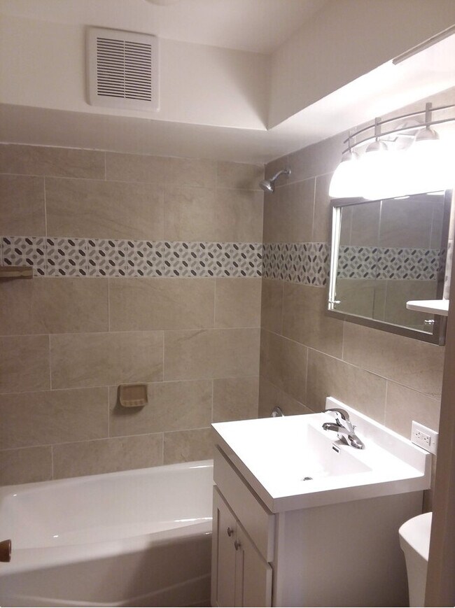 Building Photo - 17 W Grove St