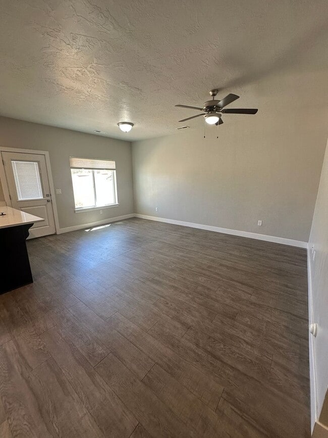 Building Photo - Charming Townhome