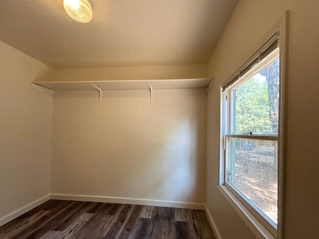 Building Photo - Serene 2 Bed, 1 Bath Home