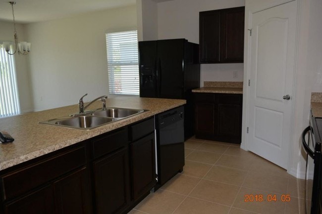 Building Photo - 4206 Roberta Dr