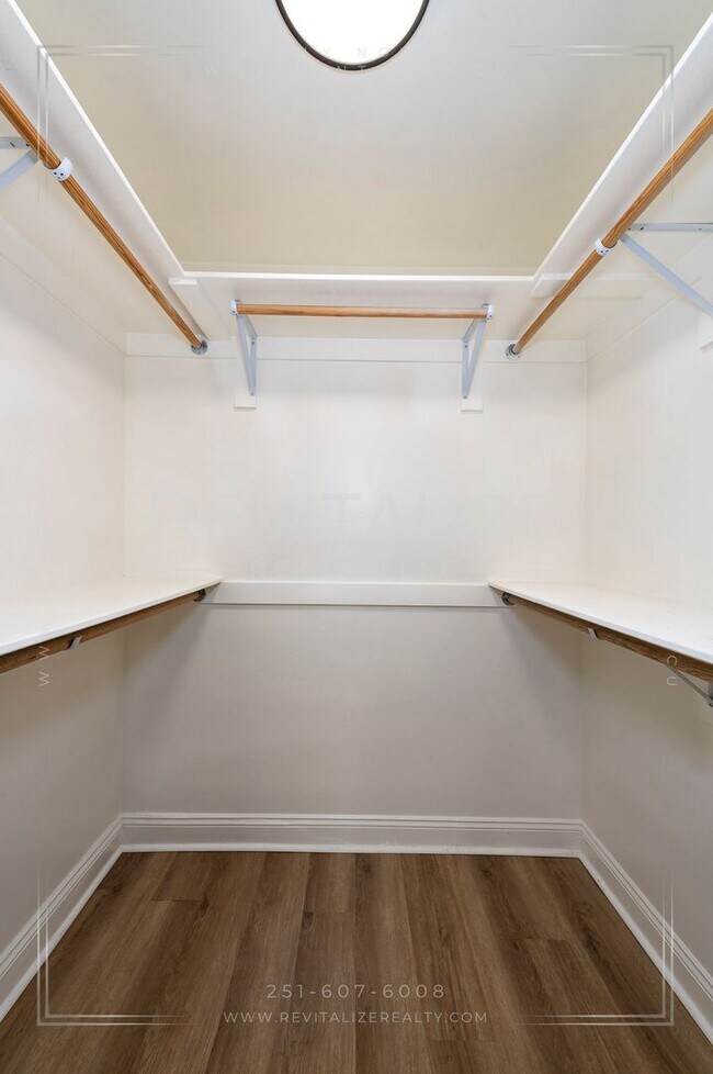 Building Photo - Beautifully Remodeled 4 Bed / 2 Bath Home near Airport Blvd