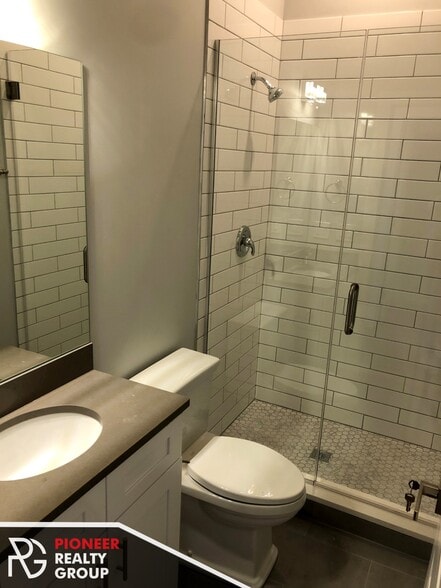 Building Photo - 354 W Dickens Ave