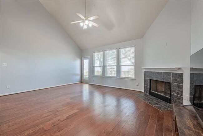 Building Photo - 2202 Highland Crossing Dr
