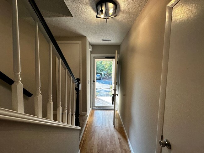 Building Photo - Convenient Townhome just off Lawndale Dr i...