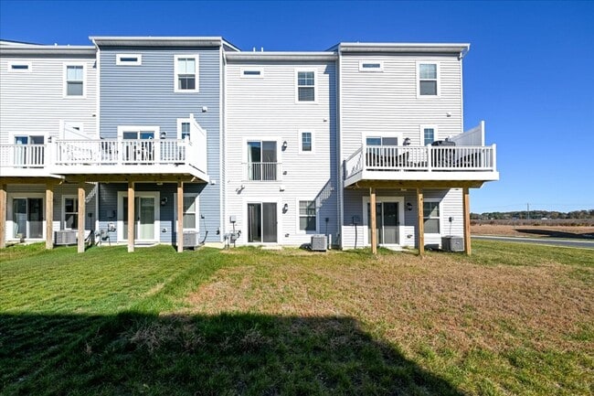 Building Photo - 1 month free with 24-month lease! Attracti...