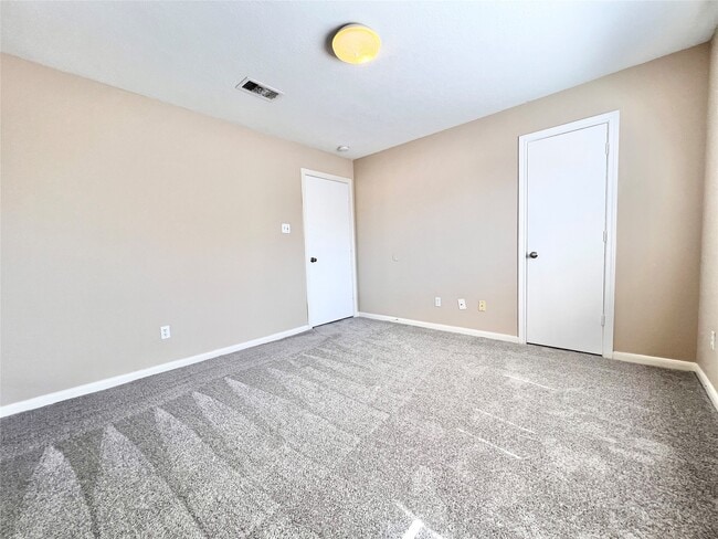 Building Photo - 815 Forest Ivy Ln