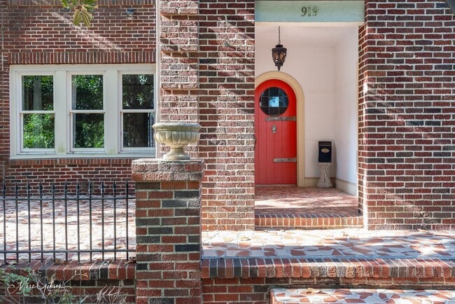 Building Photo - Beautiful 3 Bed 3 Bath