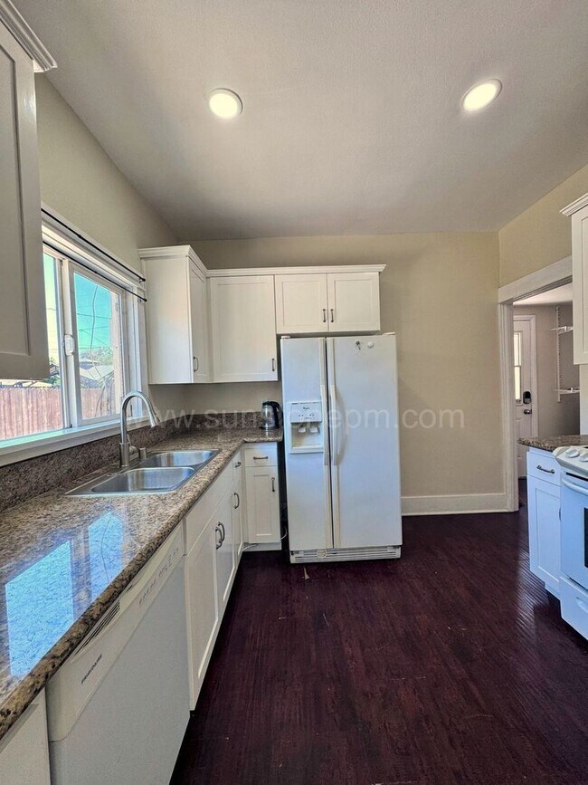 Building Photo - 2 Bedroom, 1 bathroom