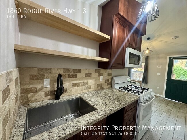 Building Photo - 1860 Rogue River Hwy