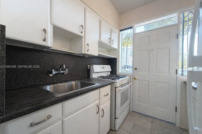 Building Photo - 4710 Pine Tree Dr