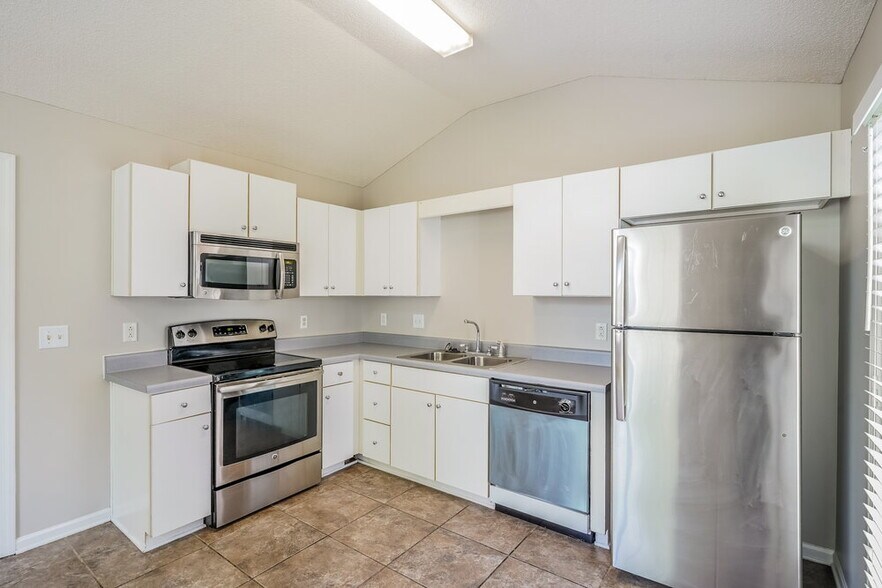 Building Photo - 1515 Rochester Dr