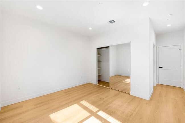 Building Photo - 4042 Somers Ave