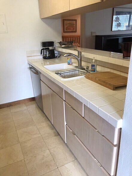 Kitchen - 6000 Bixby Village Dr