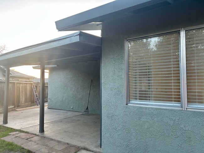 Building Photo - 1008 Shadow Ridge Dr