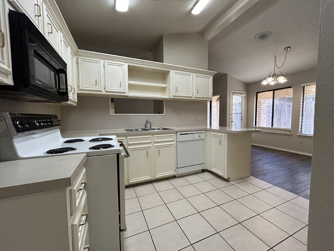 Building Photo - Beautiful Town home in upscale area