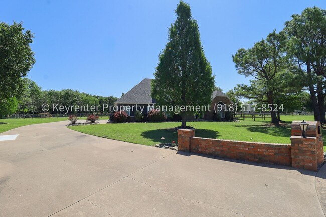 Building Photo - Incredible 4 Bedroom 4 Bath Home in Owasso!!!