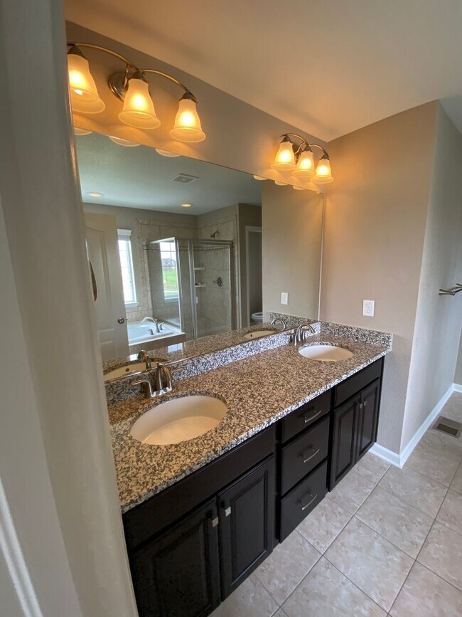 Building Photo - Lovely 4 Bedroom/3 Bathroom Erie Home - Available June!!