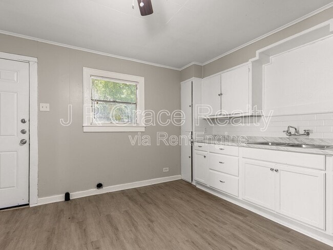 Building Photo - 1801 Reuter Ave