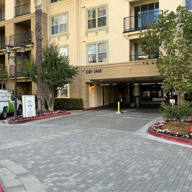 Building Photo - For Lease ~ 1 Bedroom 1 Bath 4th Floor Watermarke Condo in Irvine
