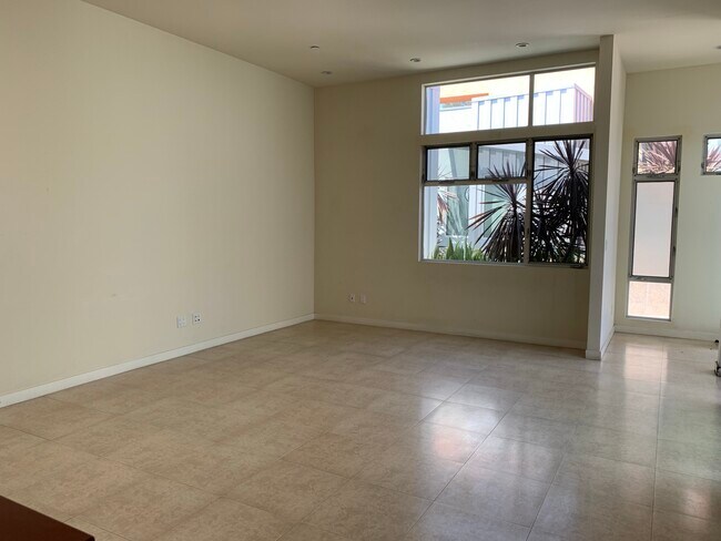 Building Photo - 3107 Santa Monica Blvd