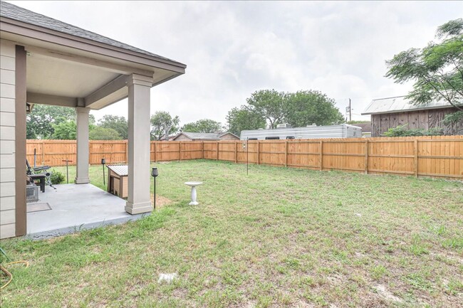 Building Photo - 2533 Lorine Dr
