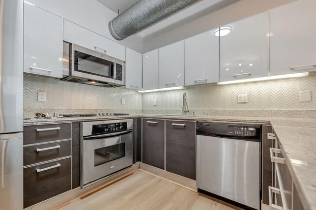 Building Photo - 645 W 9th St