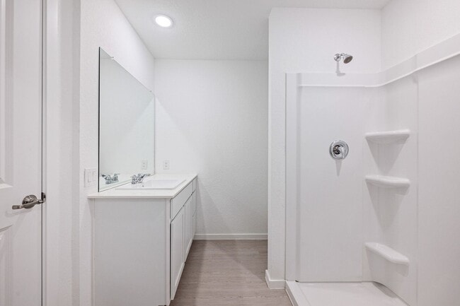 Building Photo - 606 W Cypress St