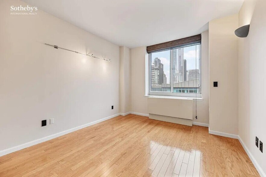Building Photo - 520 W 23 St