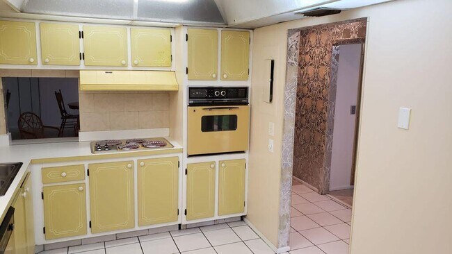 Building Photo - 5725 Fernley Dr E